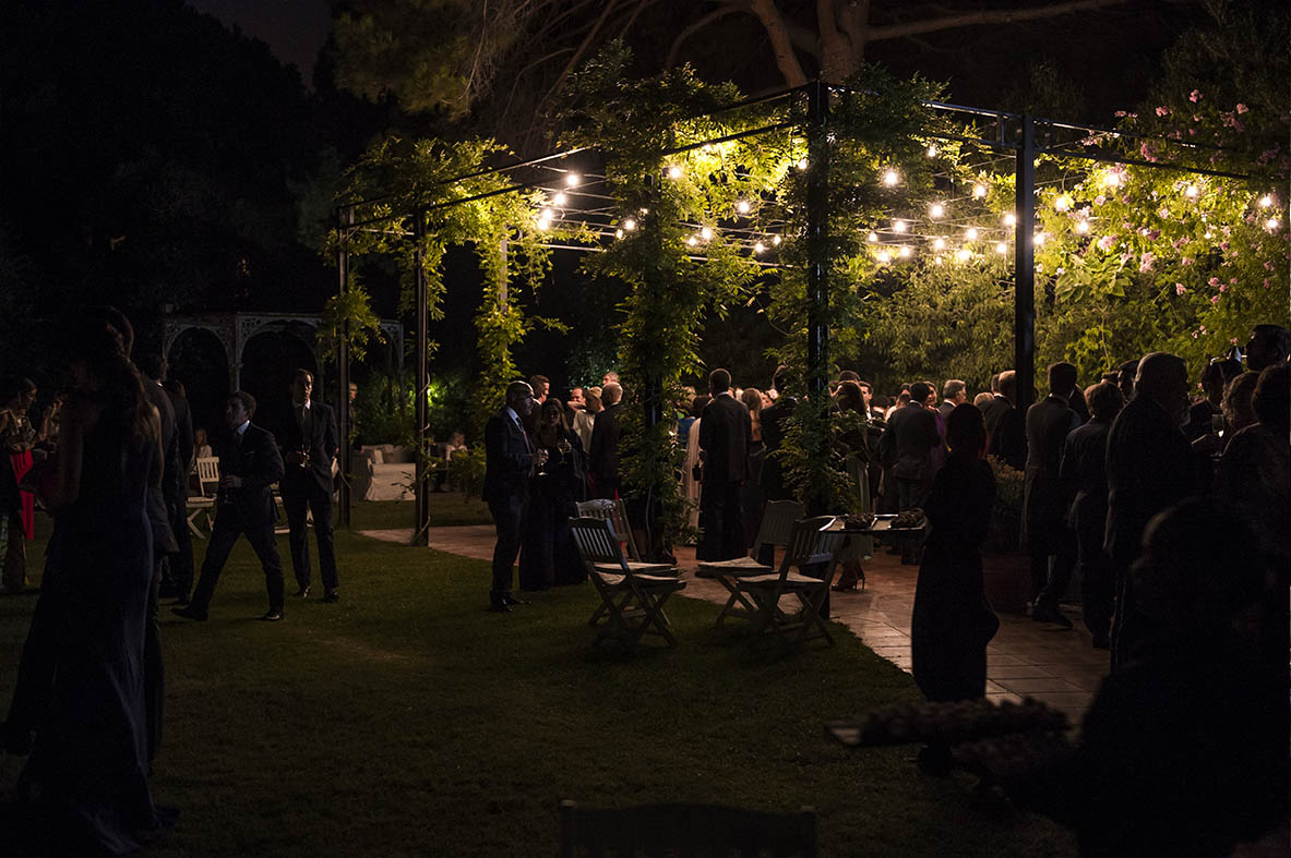 Boda de Leticia y Celso en Villa Bugatti- Jardines por la noche con invitados